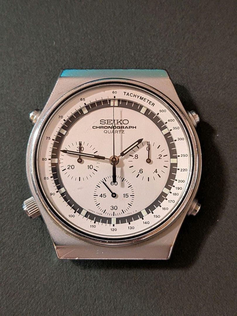 Second-hand - Seiko Speedmaster chronograph watch 7A28-7010 in good working condition.: Seiko Speedmaster Chronograph Watch 7A28-7010 Quartz in Good Working Condition, Excellent Condition Featuring Seiko's first analog quartz chronograph movement "7A28," this is a popular model. The move