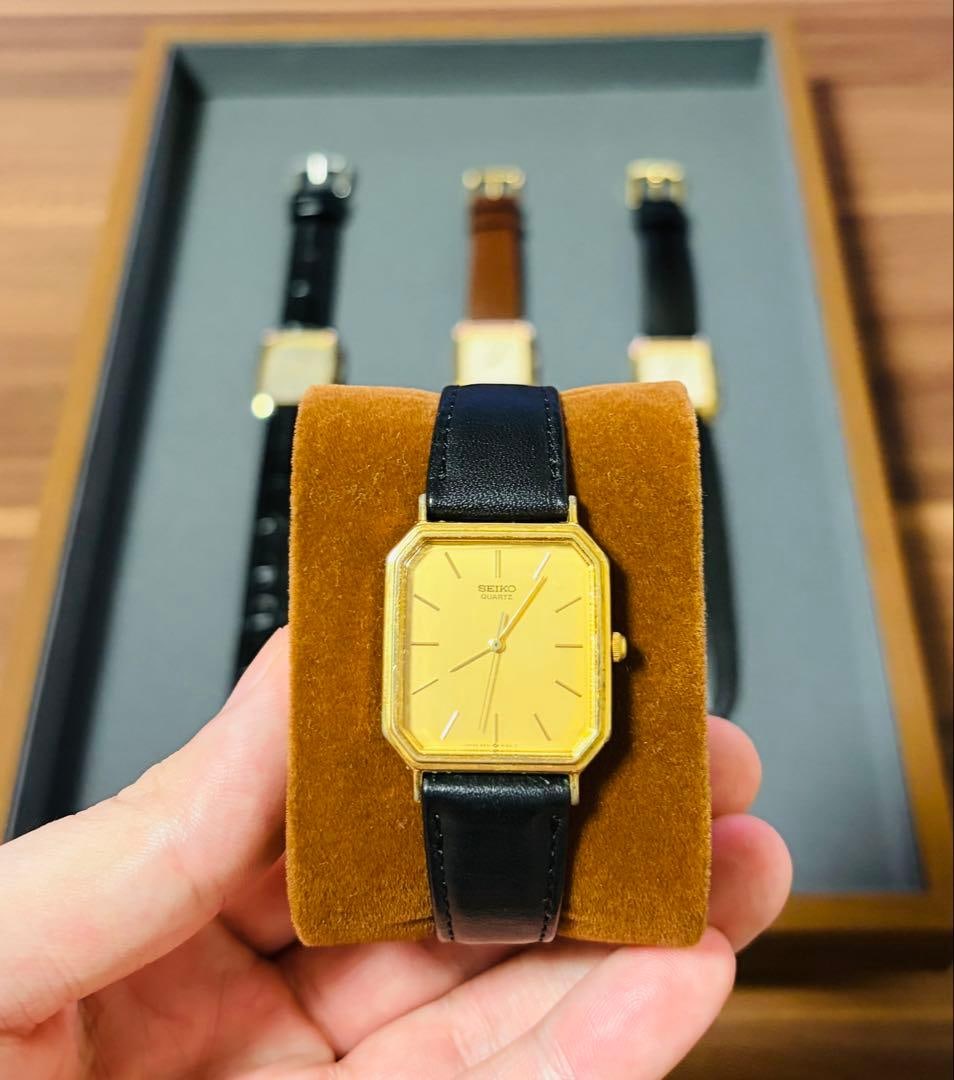 Second-hand - Vintage Seiko Square Watch, 1985 Model: This is likely a vintage Seiko quartz watch produced in August 1985. It features a classic and elegant octagonal gold case and a minimalist dial without any extra decorations. It exudes a nostalgic vi