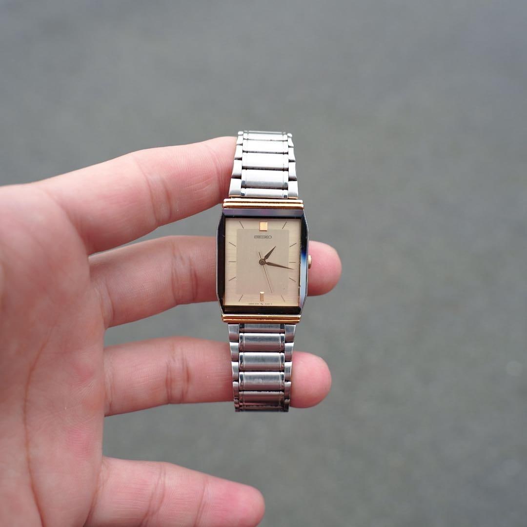 Second-hand - SEIKO Quartz Watch Square Three-Hand Gold Dial: This is a wristwatch that is currently in operation. Featuring a gold dial and a square case, the design is classic and exquisite, making it a rare quartz wristwatch. I find the design of this watch t