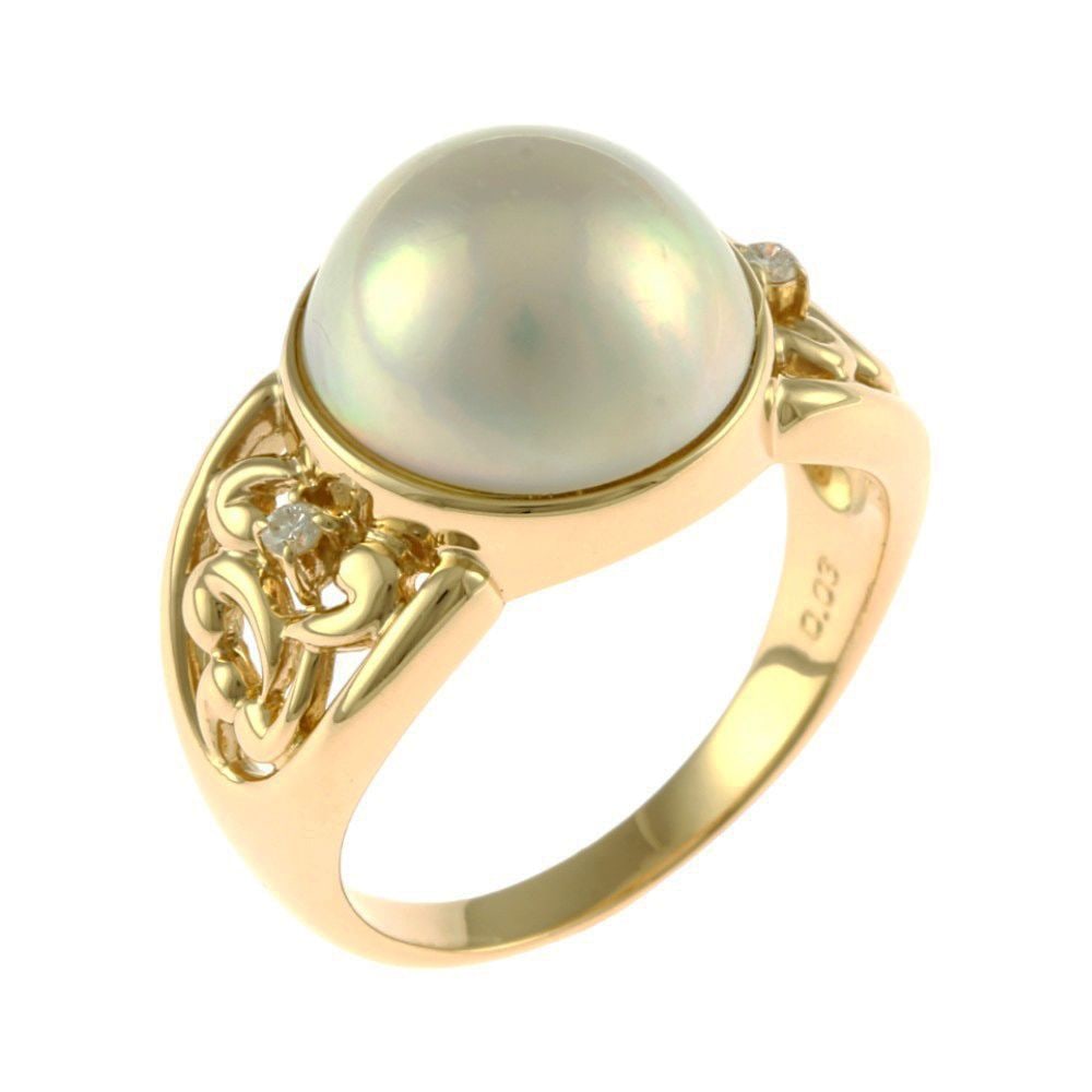 Second-hand - Hollow Ring, Size 15, 18K Yellow Gold, Mabe Pearl, Diamond 0.03 Carat: Type: Hollow Target: Women Color: Gold Season: Suitable for all seasons Weight: Approximately 7.3 grams Gemstone: Mabe Pearl / Diamonds (approximately 0.03 carats) Size: 15 Ring Width: Approximately 1