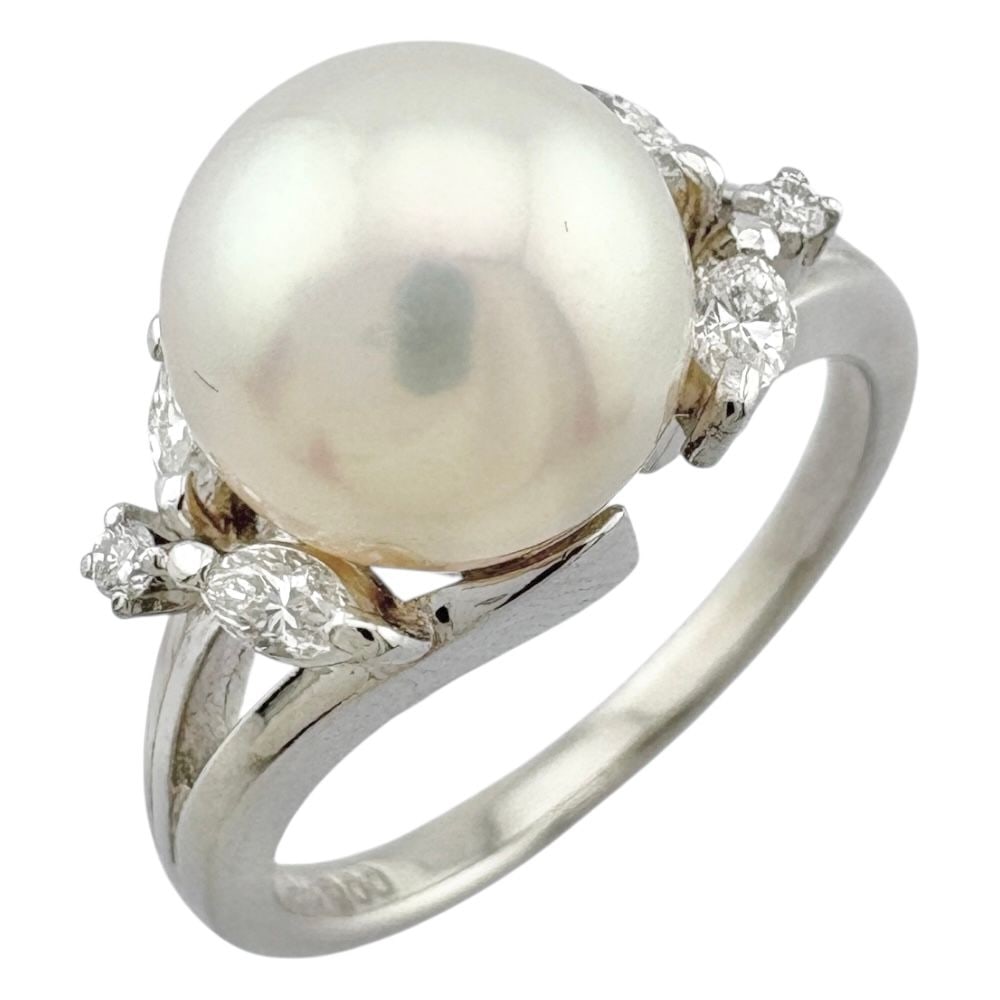 Second-hand - Ring, size 12.5, Pt900 platinum, with pearls and diamonds.: Color: Silver Season: Suitable for all seasons Weight: Approximately 6.4 grams Gemstones: Pearl / Diamond Size: 12.5 Ring Width: Approximately 8.5-2.0 millimeters Shows signs of size adjustment. Pearl