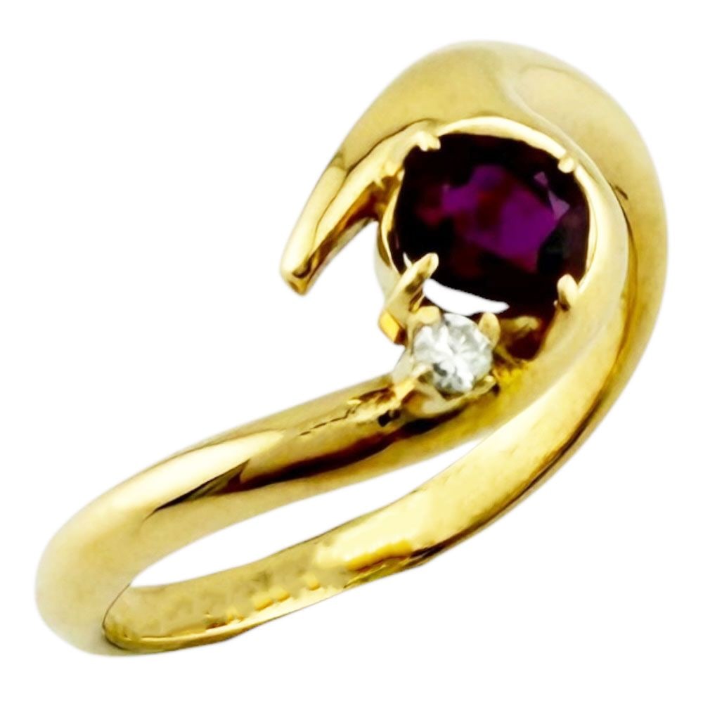 Second-hand - Ring Size 9, 18K Gold, Ruby, for Women: Color: Gold Season: Suitable for all seasons Weight: Approximately 3.0 grams Origin: Japan Gemstones: Ruby / Diamond Size: Size 9 / Adjustable size (±2 sizes) Ring Width: Approximately 6.5-2.0 millim
