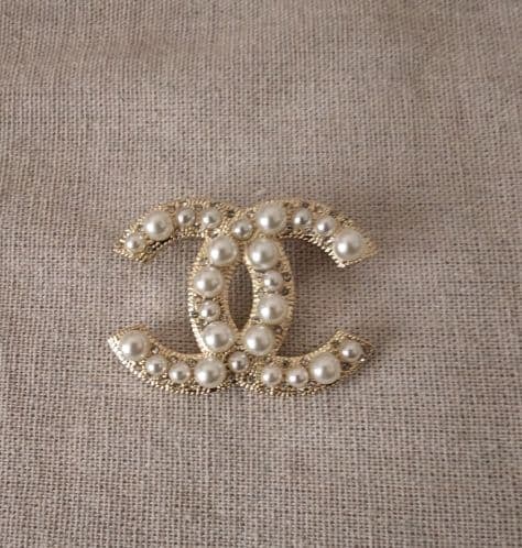 Second-hand - Chanel Coco Mark Pearl Brooch Gold: Chanel Coco Mark Logo Pearl Brooch Gold Color: Gold Size: Approximately 38mm x 45mm Accessories: None Item Condition: The item itself is in good condition. No signs of use, very beautiful as a second-