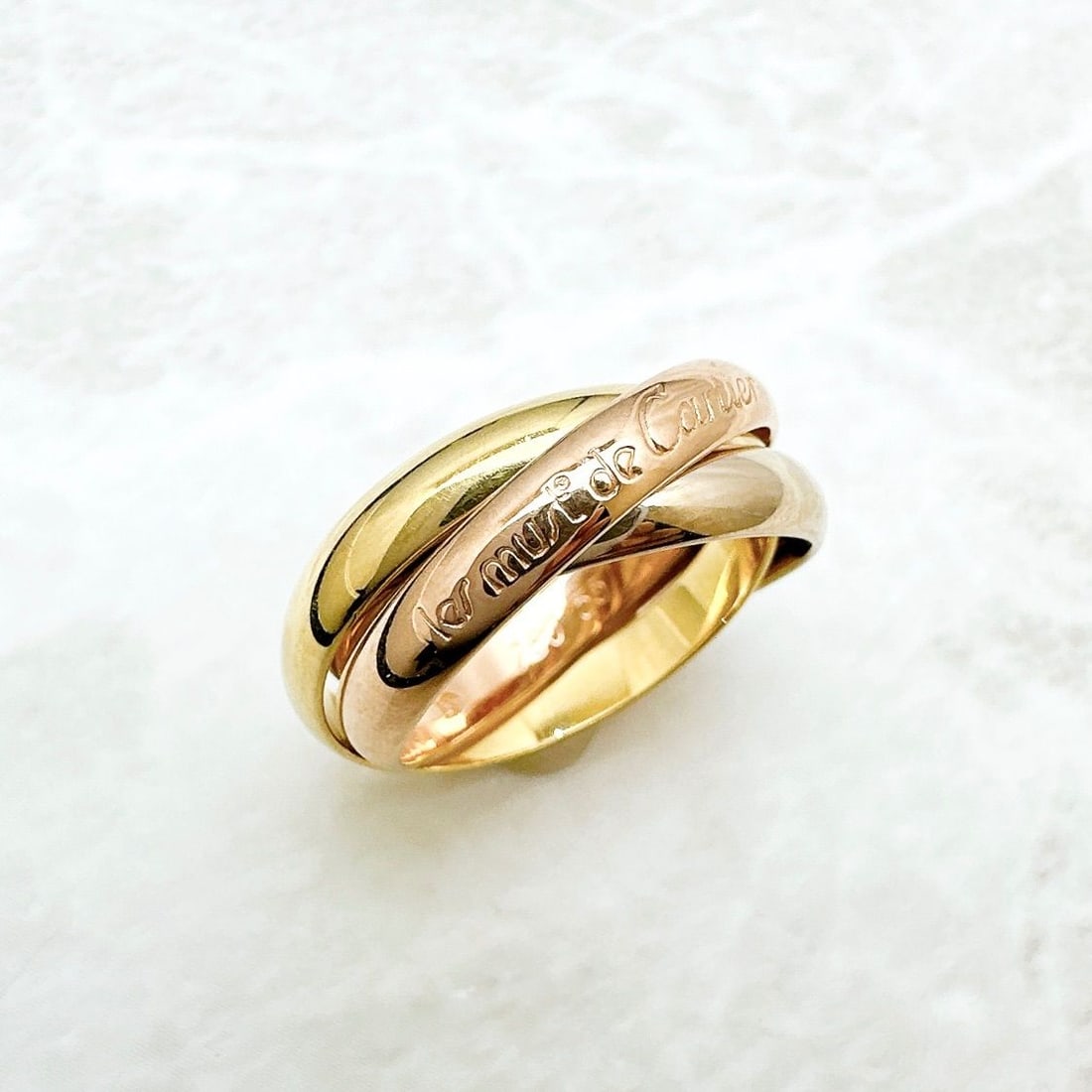 Second-hand - Cartier tricolor gold classic ring size 55, approximately US size 14.: Cartier tricolor gold classic ring Second-hand item Size 55, approximately US size 7 Material: 750YG/PG/WG (Yellow Gold/Rose Gold/White Gold) Weight: Approximately 8.6 grams Ring width: Approximately 