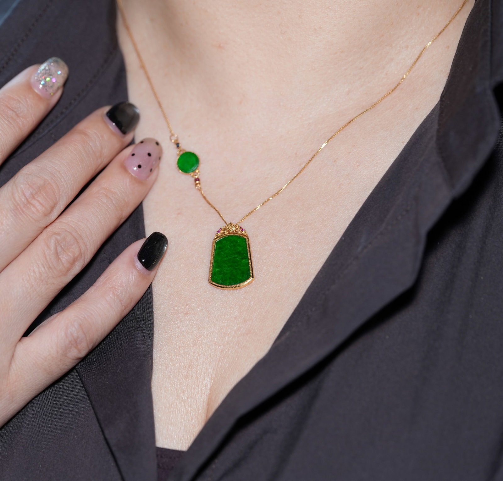 18k gold natural grade A Burmese jadeite necklace: This necklace features an 18K gold chain and setting, the gold possessing a warm and sophisticated luster. The main stone is a natural Grade A Burmese jadeite, its rich and vibrant color displaying a 