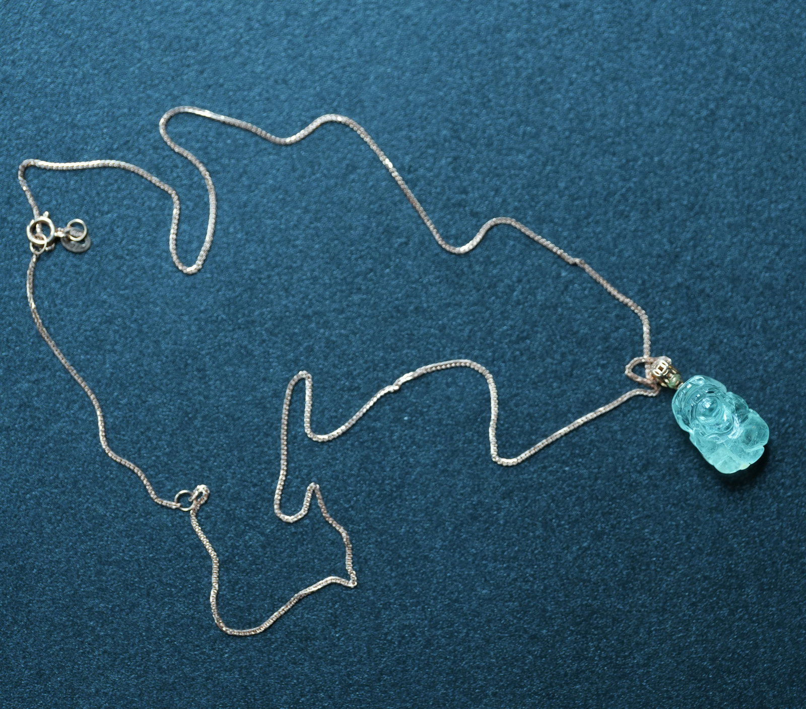 Natural fruit-green high-ice tourmaline necklace, set in 18k gold.: The chain and setting are crafted from 18K gold, which is fine-grained and lustrous, with excellent ductility and stability. The main stone is a natural, high-quality, icy green tourmaline, with a fre