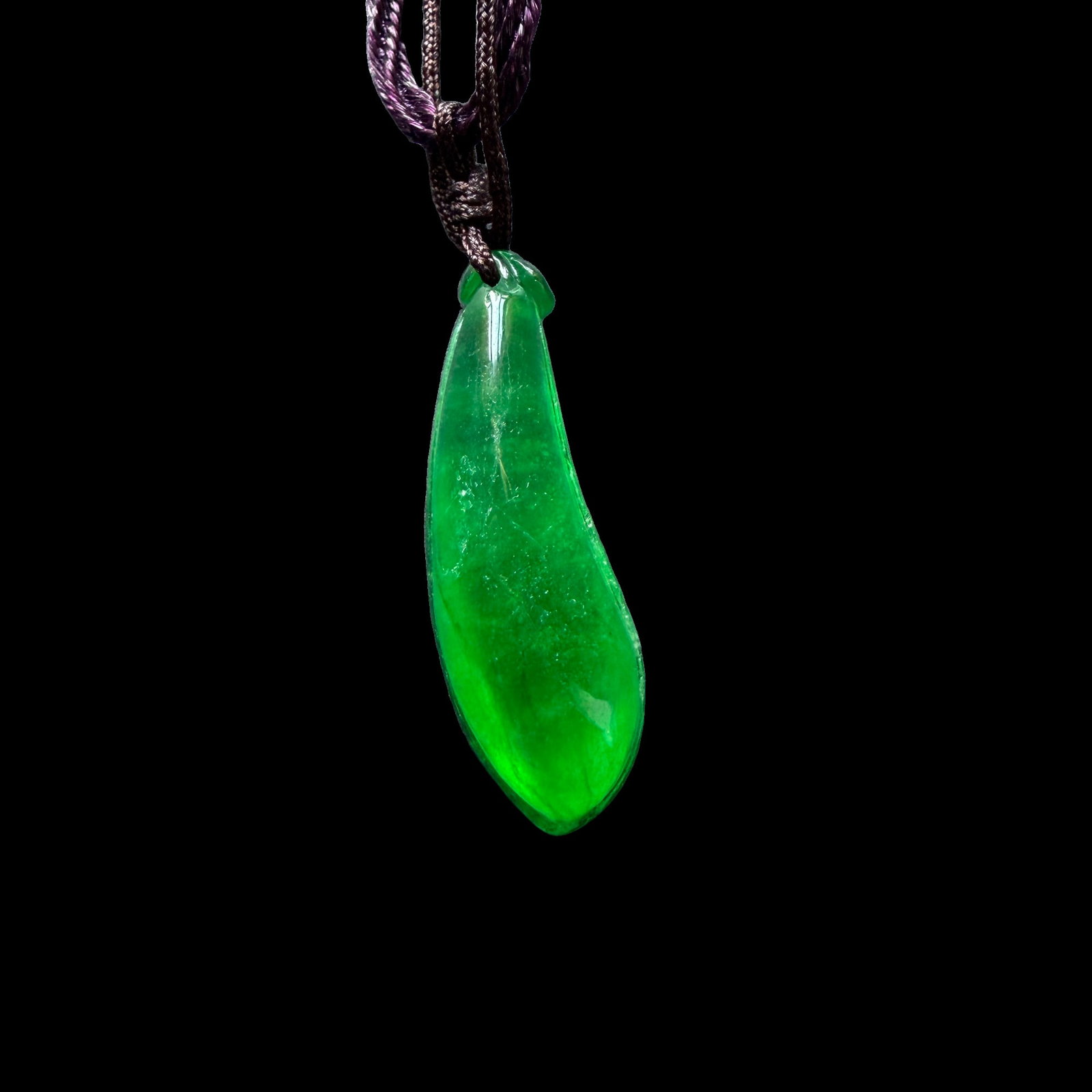 Imperial Green Jadeite Pendant, Carved Leaf Form, Approx. 2.8 cm, 4.7 g: Crafted from Imperial Green jadeite, this pendant is finely carved into an elegant leaf form, symbolizing vitality and natural beauty. The rich green color and polished finish highlight the refined te