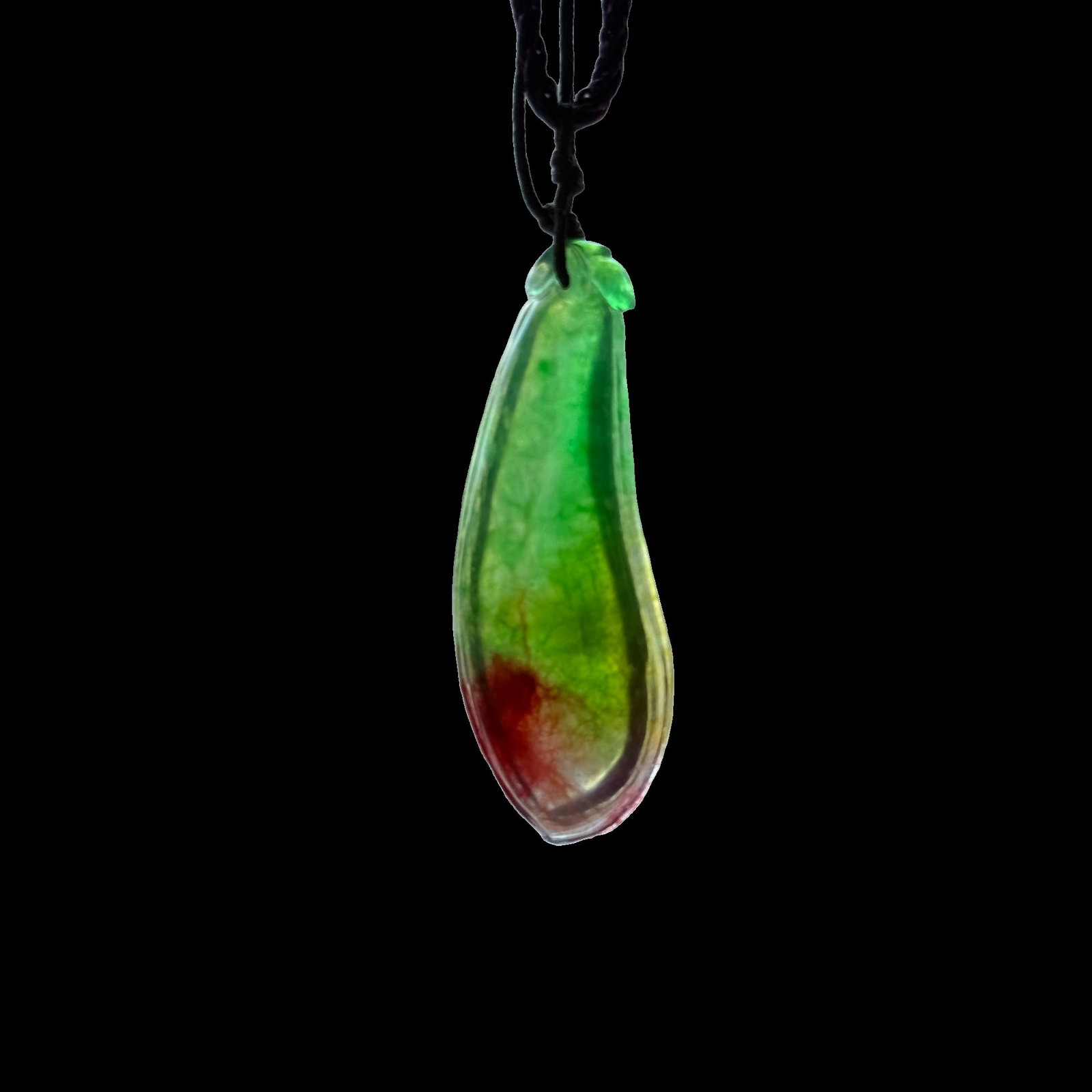 Imperial green and yellow jadeite leaf-shaped pendant, exquisitely carved jade pendant,: Expertly carved from Imperial Green and Yellow jadeite, this pendant features an elegant leaf design that showcases the natural harmony of rich green and golden yellow tones. The polished finish enhan
