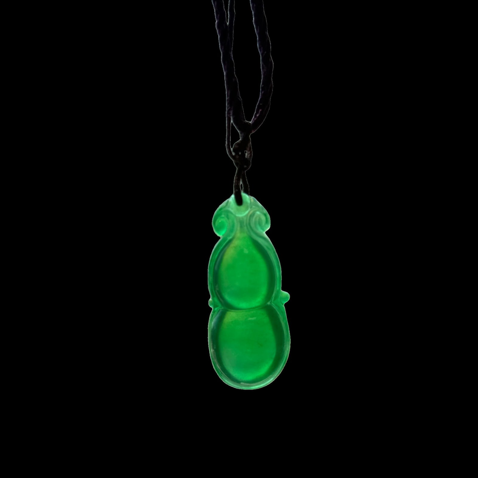 Imperial Green Jadeite Gourd Pendant, Carved Jade Pendant, Approx. 3.5 cm, 6.8 g: Expertly carved from Imperial Green jadeite, this pendant features a traditional gourd design, celebrated for its elegant proportions and timeless appeal in jade craftsmanship. The rich green color an