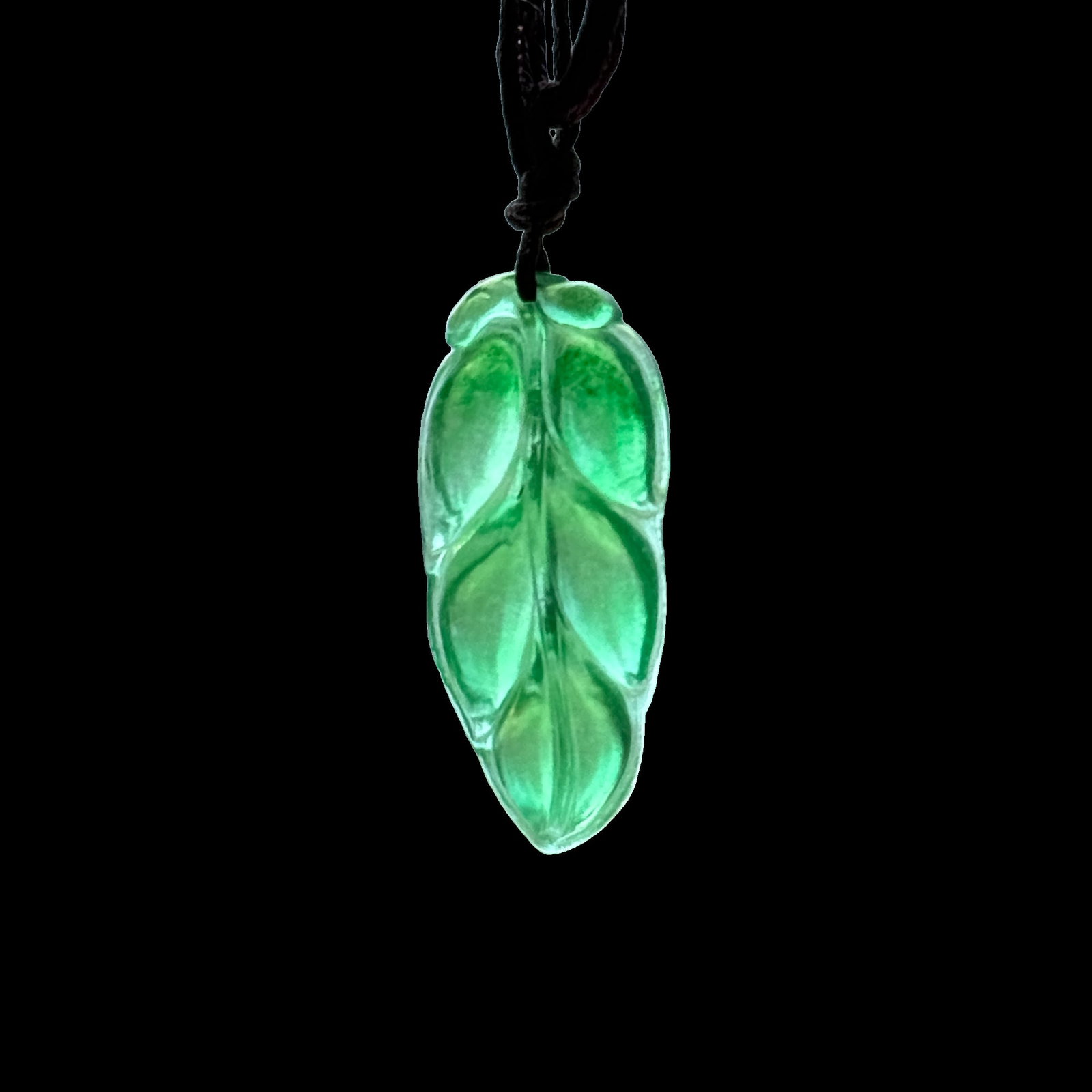 Imperial Green Jadeite Leaf Pendant, Carved Jade Pendant, Approx. 2.7 cm, 3 g: Expertly carved from Imperial Green jadeite, this pendant features an elegant leaf design, admired for its graceful proportions and refined craftsmanship. The rich green color and smooth polished fini