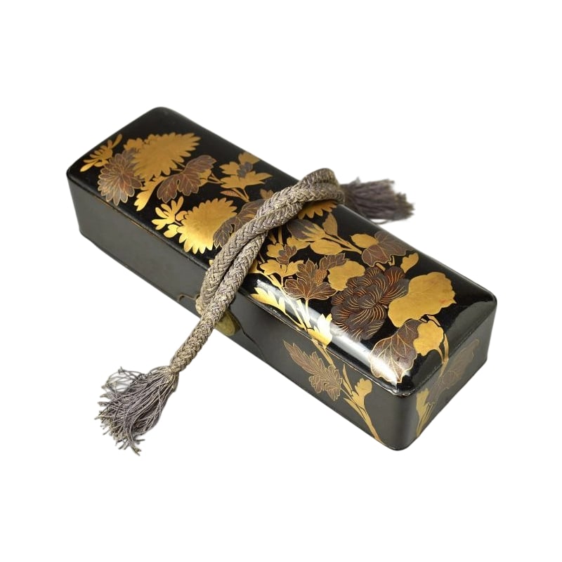Antique lacquerware with floral patterns, lined with pear skin lacquer box.: Antique lacquerware with floral patterns, lined with pear skin lacquer box. Exhibits signs of wear and peeling. Height: 6.5 cm, Width: 24.5 cm, Depth: 8 cm