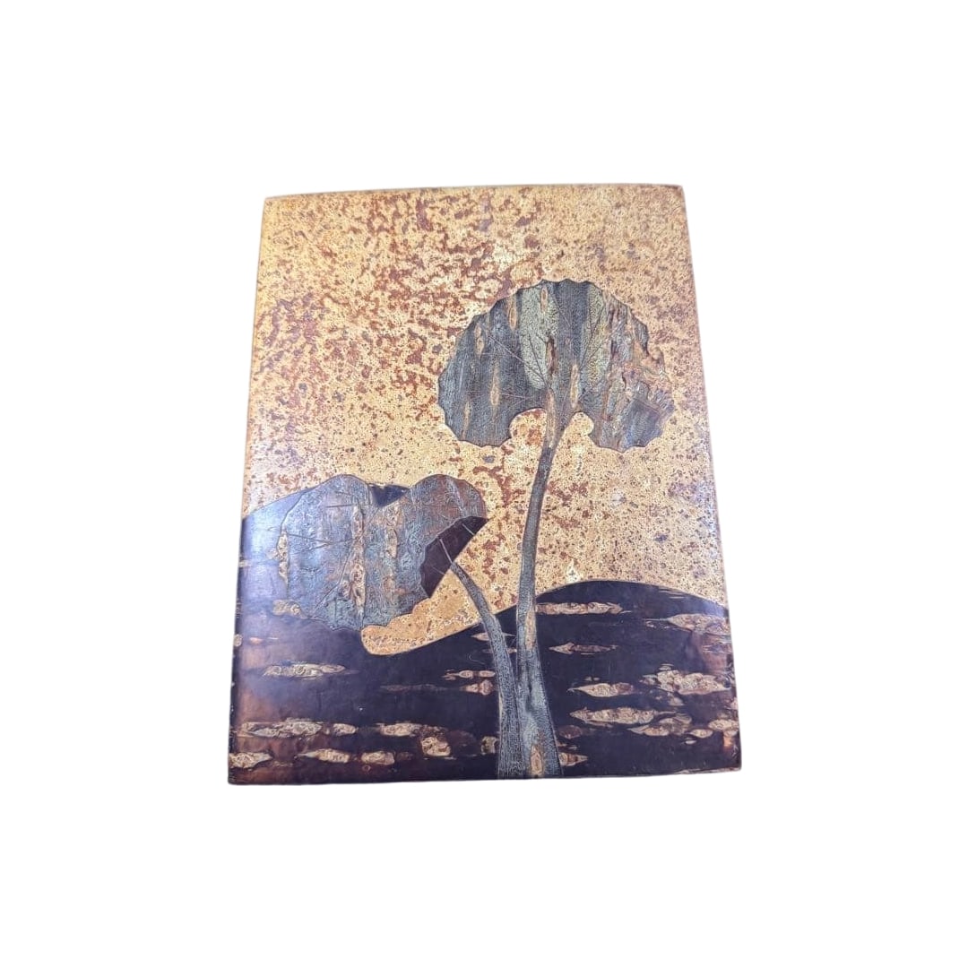 Akita Kabazaiku small lidded box, wood, lacquerware.: This is a small lidded box in the Kabazaiku style, a traditional craft from Kakunodate, Akita Prefecture, exuding a profound charm. Its features include the beautiful wood grain and burl patterns