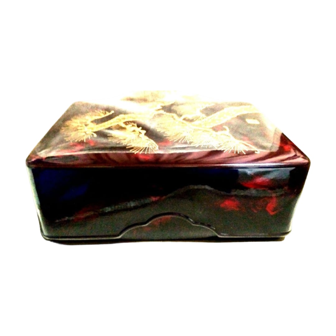 Matsuyun Bunko Lacquerware Pine Maki-e (Large): Pine Cloud Writing Box Lacquerware Pine Maki-e (Large) Dimensions: Length 33cm x Width 26cm x Height 12cm Large Writing Box Material: Lacquerware Decoration: Pine Maki-e Colors: Black, Red, Gold