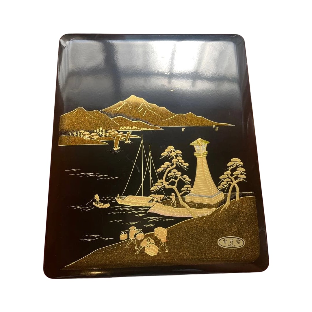 This is a lacquered box with maki-e decoration from the Showa period.: This is a lacquered box with maki-e decoration. Due to the absence of a tomobako (original box), it is not entirely clear, but based on the label, it is presumed to be a retro piece from the Showa