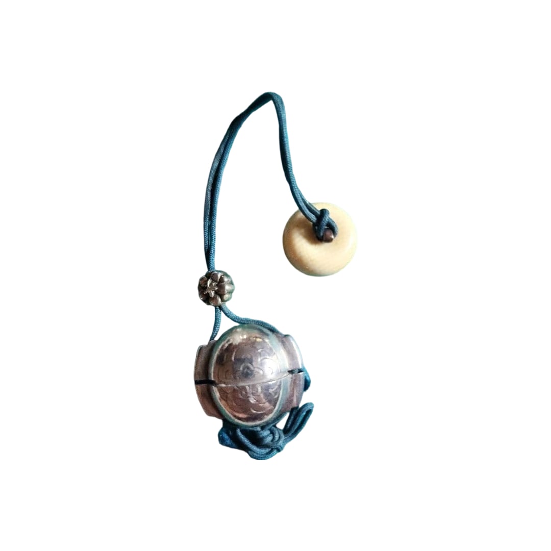 Silver Inro with Netsuke and Ojime: This is a small silver inro, adorned with plum blossom motifs and geometric patterns, exquisitely carved, and accompanied by an ojime and netsuke. Material: Silver Decoration: Plum blossom motifs, geo