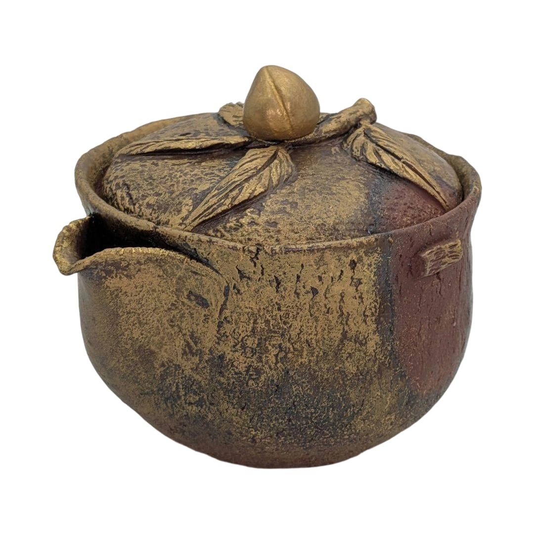 This is a Bizen ware peach-shaped teapot with gold decoration made by Suzuki Atsuo.: This is a Bizen ware peach-shaped teapot with gold decoration made by Suzuki Atsuo. Brand new and unused. Comes with a matching box (with a raised lid and four-sided box), cloth wrapping, and a bookma