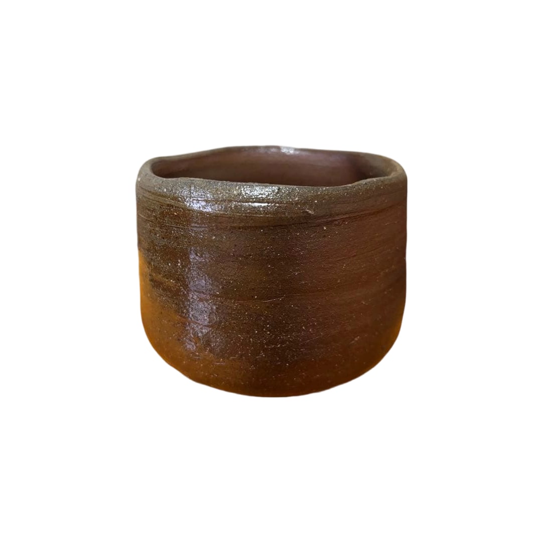 This is a Bizen sake cup crafted by the first Living National Treasure and Bizen ware restoration: This is a Bizen sake cup crafted by the first Living National Treasure and Bizen ware restoration master, Kaneshige Toyo. Due to the relatively short ceramic mark "To," it appears to be a work from hi