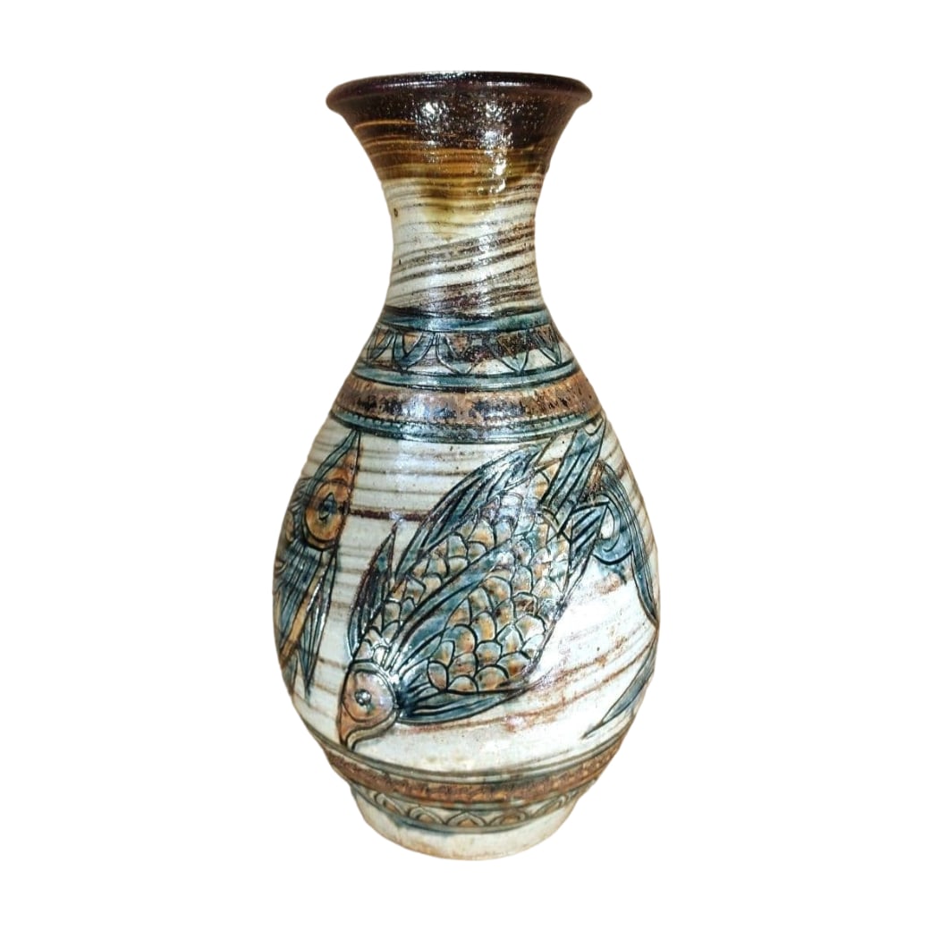 Jiro Kinjo fish motif vase, with original box (artist's handwritten inscription), height over 42 cm,: This is a work by the Living National Treasure Jiro Kinjo, accompanied by a matching box. Firstly, the dimensions of this piece exceed 42 centimeters. The carving of the four fish is vigorous and powe