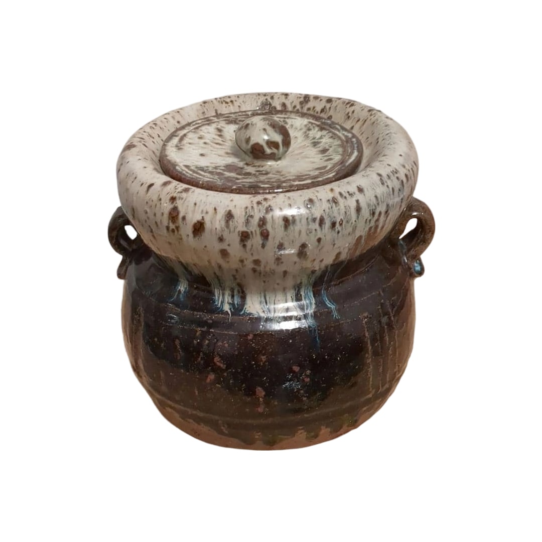 Tanaka Sajiro Mizusashi Karatsu-yaki Yamase-gama: This is a work by Mr. Tanaka Sajiro. The form is elegant. It has been preserved on a display board. Accompanied by a paulownia wood box. Height approximately 18 cm Base diameter approximately 18 cm