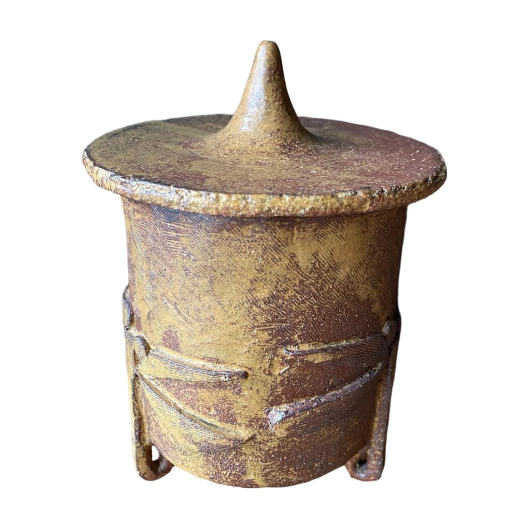 Kyoto Ware Bunzai Kiln, Fifth Generation Ogawa Bunzai (Kenji) Creation, Ceramic Lidded Container,: This is a charming tripod vessel featuring three dragonflies. The handle of the lid resembles Snufkin's hat, adding to its charm. Despite its weight, the dragonfly tails are cleverly curved to form th