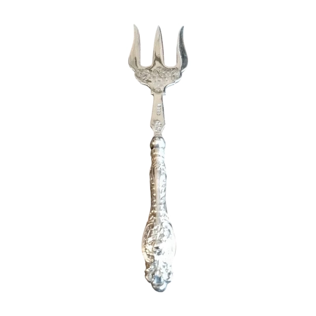 Antique English Sterling Silver Fork with Hallmarks in Rococo Style: This is an antique English silver fork. The decoration is very luxurious. Both sides of the fork handle and fork body are engraved. A crown and a lion can be seen. The approximate size is about 17.6 c