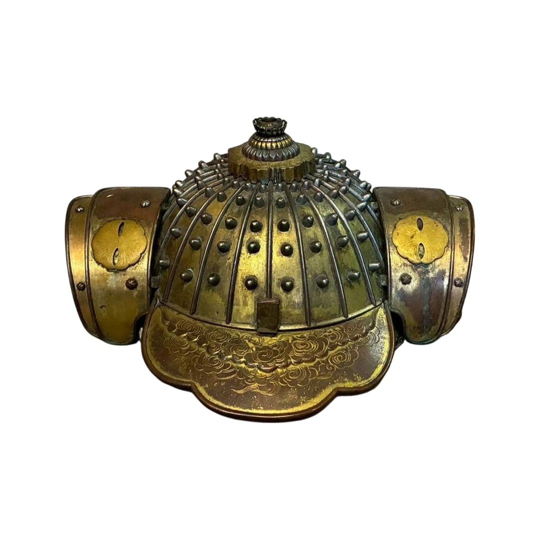Gilt Helmet, Edo Period, Samurai Armor, Armor: This is a golden helmet. Made of metal. It is claimed to be entirely from the Edo period. The size is suitable for an adult to wear. As it is an antique, there are scratches and stains.