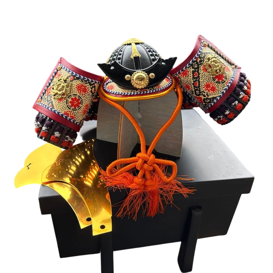 Samurai Doll with Helmet Decoration, Dragon-shaped Crest Included: This is a May doll helmet ornament, characterized by a dragon motif applied to the kuwagata, and a combination cord in red and black. Decoration: Dragon-shaped kuwagata Helmet Specifications: Black la
