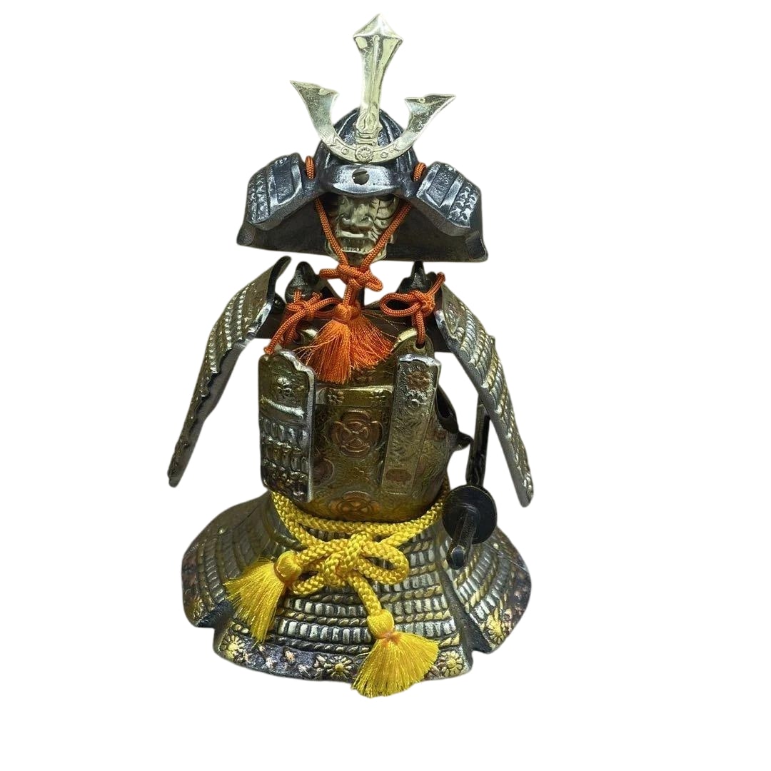 Armor Accessories, Armor Decorations, Helmet Decorations: This is a May doll armor ornament. It is an authentic ornament equipped with a helmet, armor, mask, and greaves, featuring impressive gold hoe-shaped decorations and dragon-shaped front crest, along w