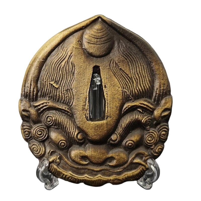 Tsuba with Beast Face Design, Alloy Construction: Material: Alloy Weight: Approximately 137 grams Thickness: Approximately 5 millimeters 1. The item is only the tsuba; the sword stand is for photography purposes only. 2. The item is handmade, and the