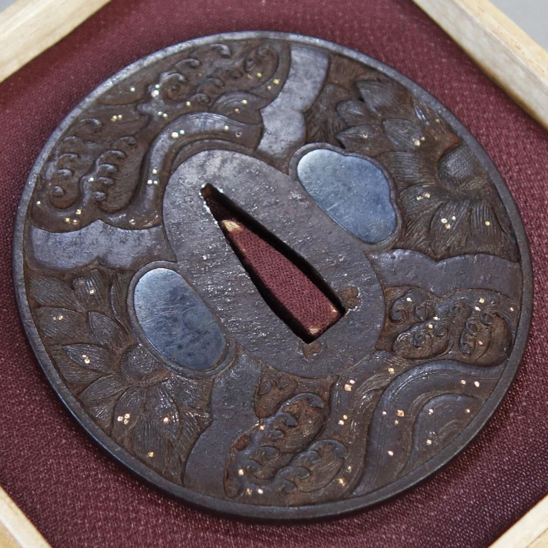 Chrysanthemum and Waves Design Tsuba with Gold, Silver, and Copper Inlay (Accompanied by Tsuba Box) - 16