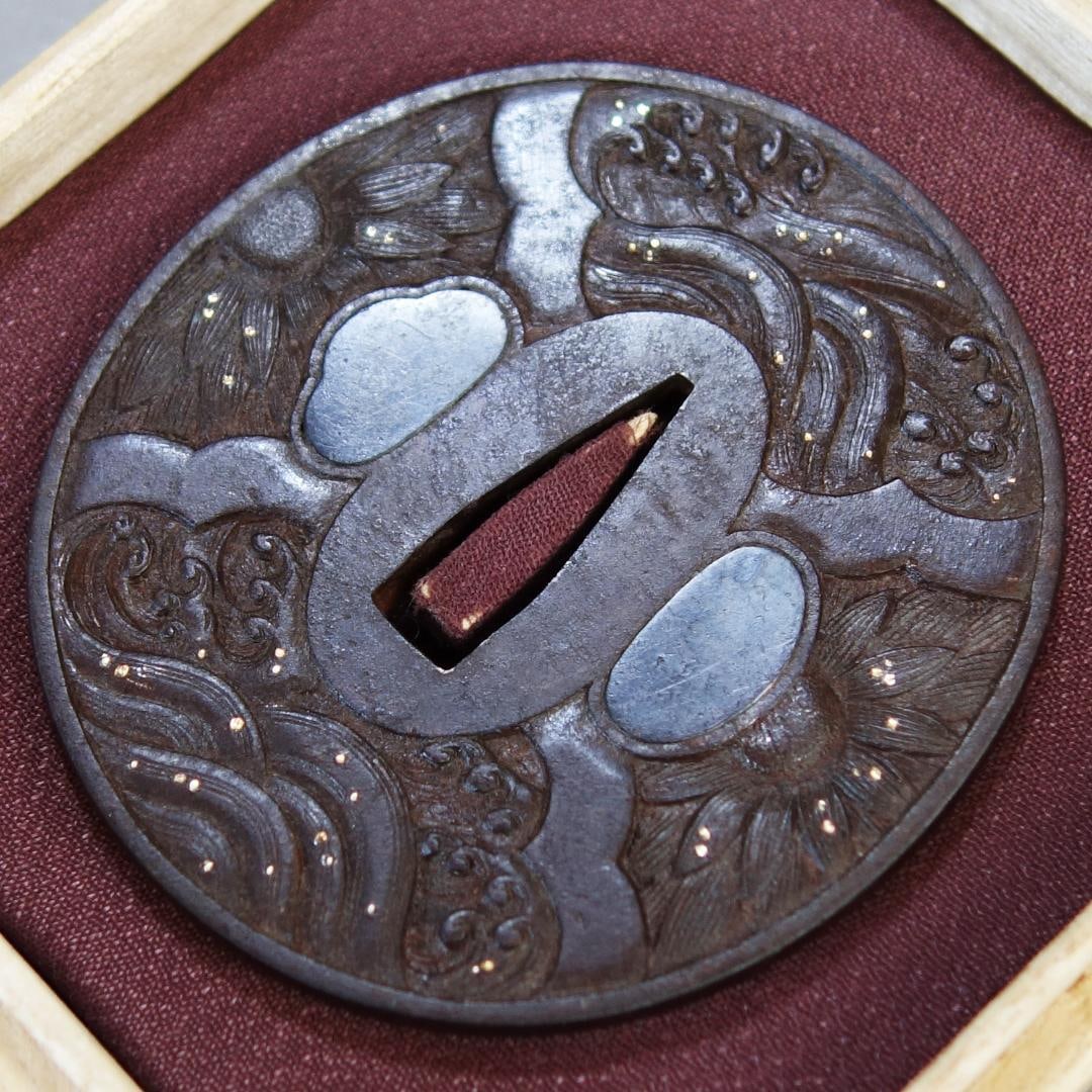 Chrysanthemum and Waves Design Tsuba with Gold, Silver, and Copper Inlay (Accompanied by Tsuba Box) - 18