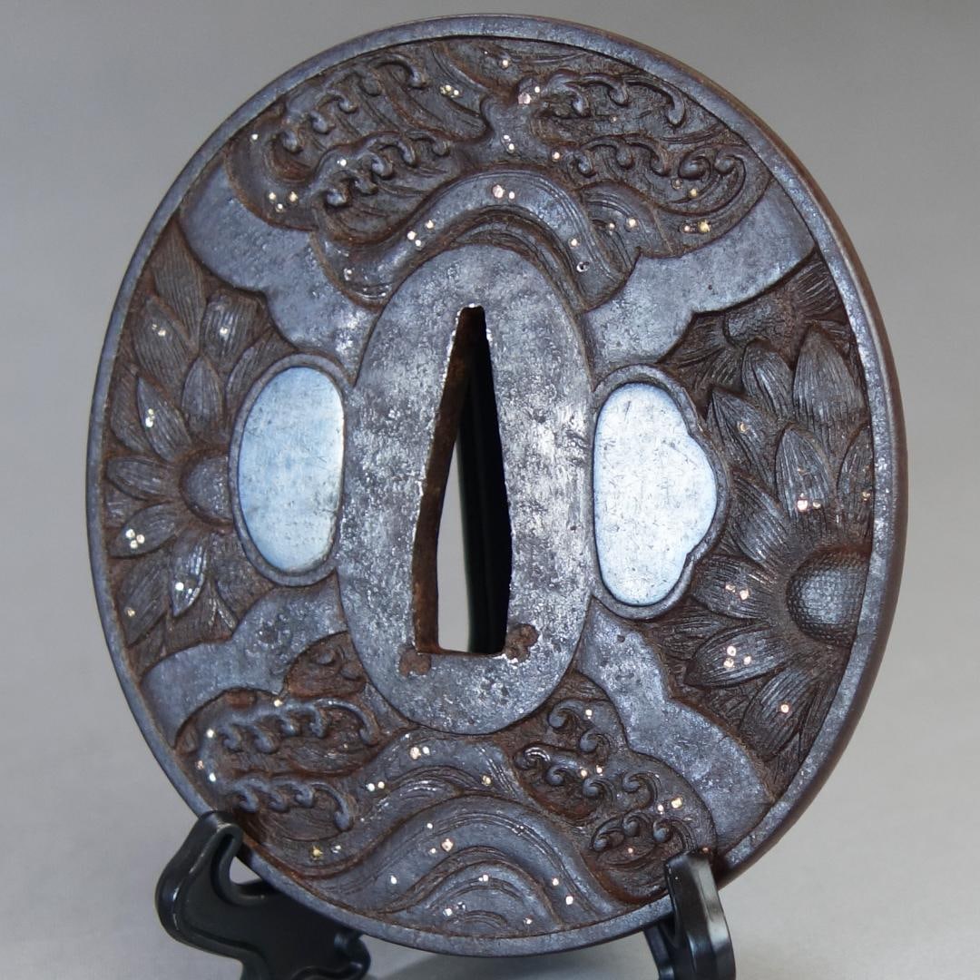 Chrysanthemum and Waves Design Tsuba with Gold, Silver, and Copper Inlay (Accompanied by Tsuba Box) - 7
