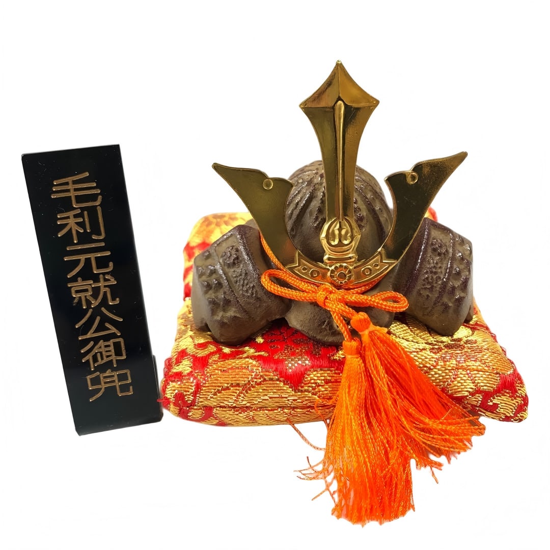 Kabuto of Mori Motonari Ko: This is a helmet ornament of Lord Mori Motonari. It has been preserved in a brand-new, unused condition. Due to its age, the box has some fading. Dimensions (approx.): Height 6.5cm, Width 4.5cm.