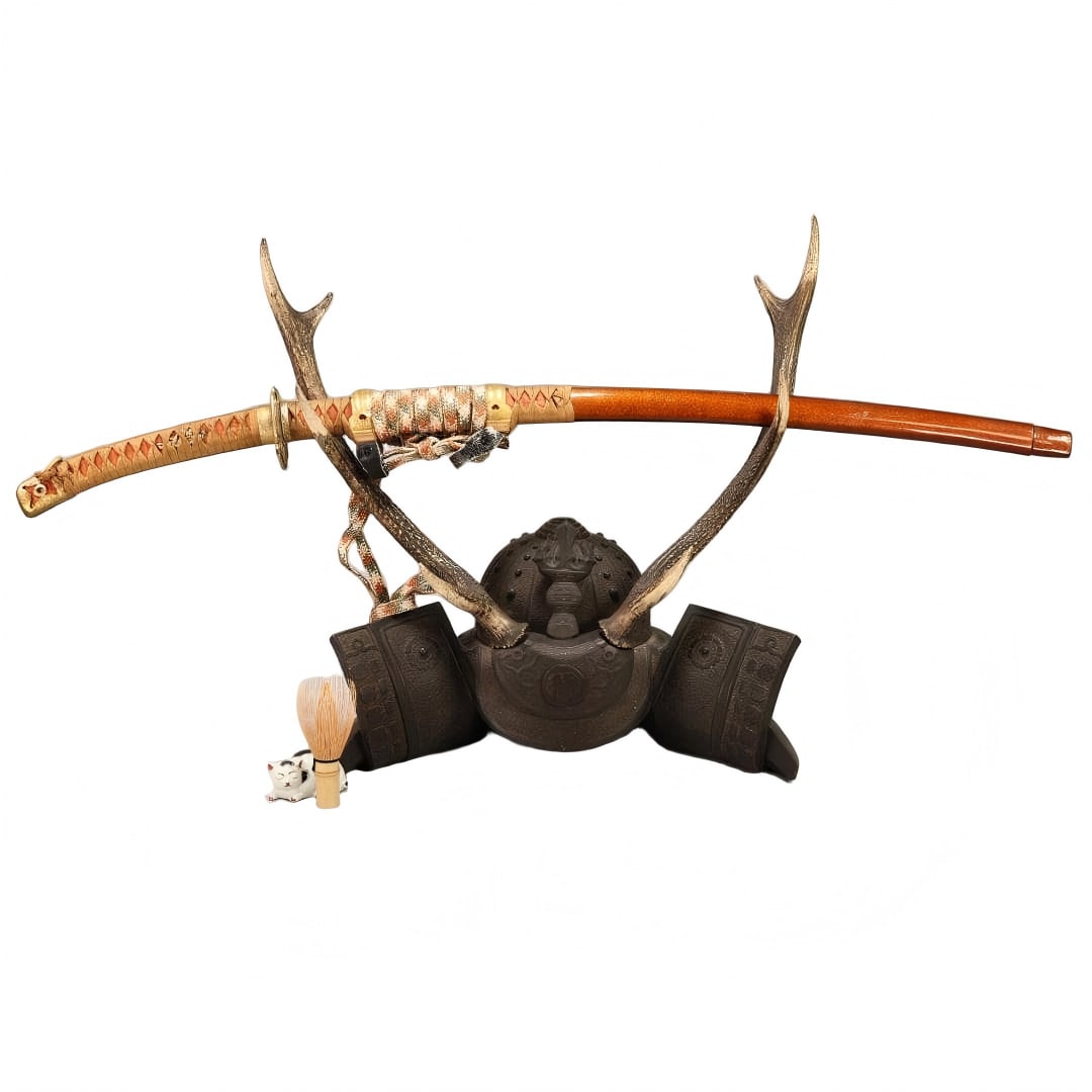 Antique Armor: Wooden Carved Helmet with Antler Trident Vajra Front Ornament, Ivy Crown, Sword: This item has been exhibited as a display piece, so please understand that it may have some signs of use. Dimensions: Approximately 52.5 cm in height x 47 cm in width x 32 cm in depth Weight: 5.5 kg