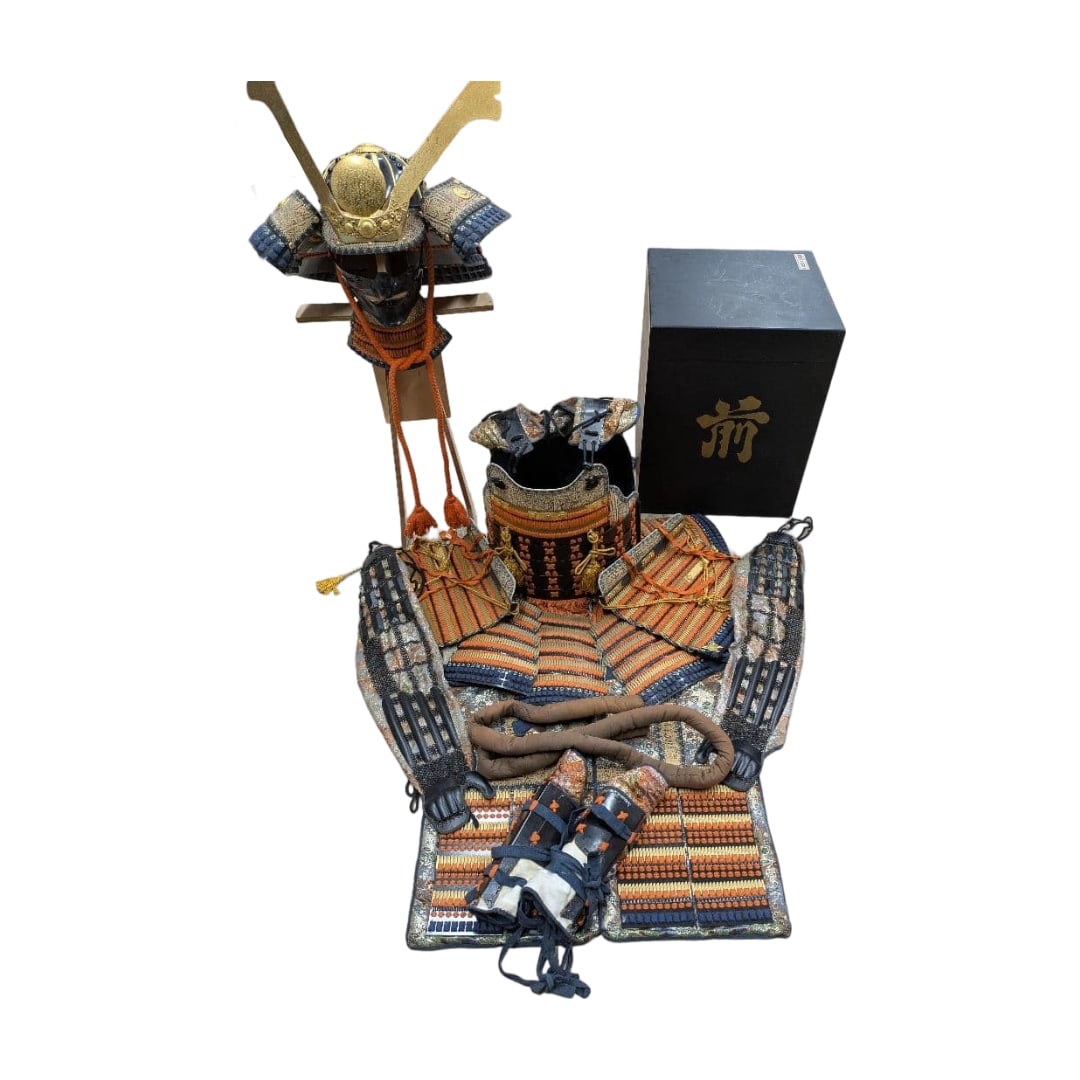 Life-sized armor set including helmet, armor cabinet, and armor stand.: This is a set of armor with traditional craftsmanship, characterized by a golden kuwagata and orange lacing. Suitable for adult wear. Helmet Decoration: Golden Kuwagata Lacing Color: Orange