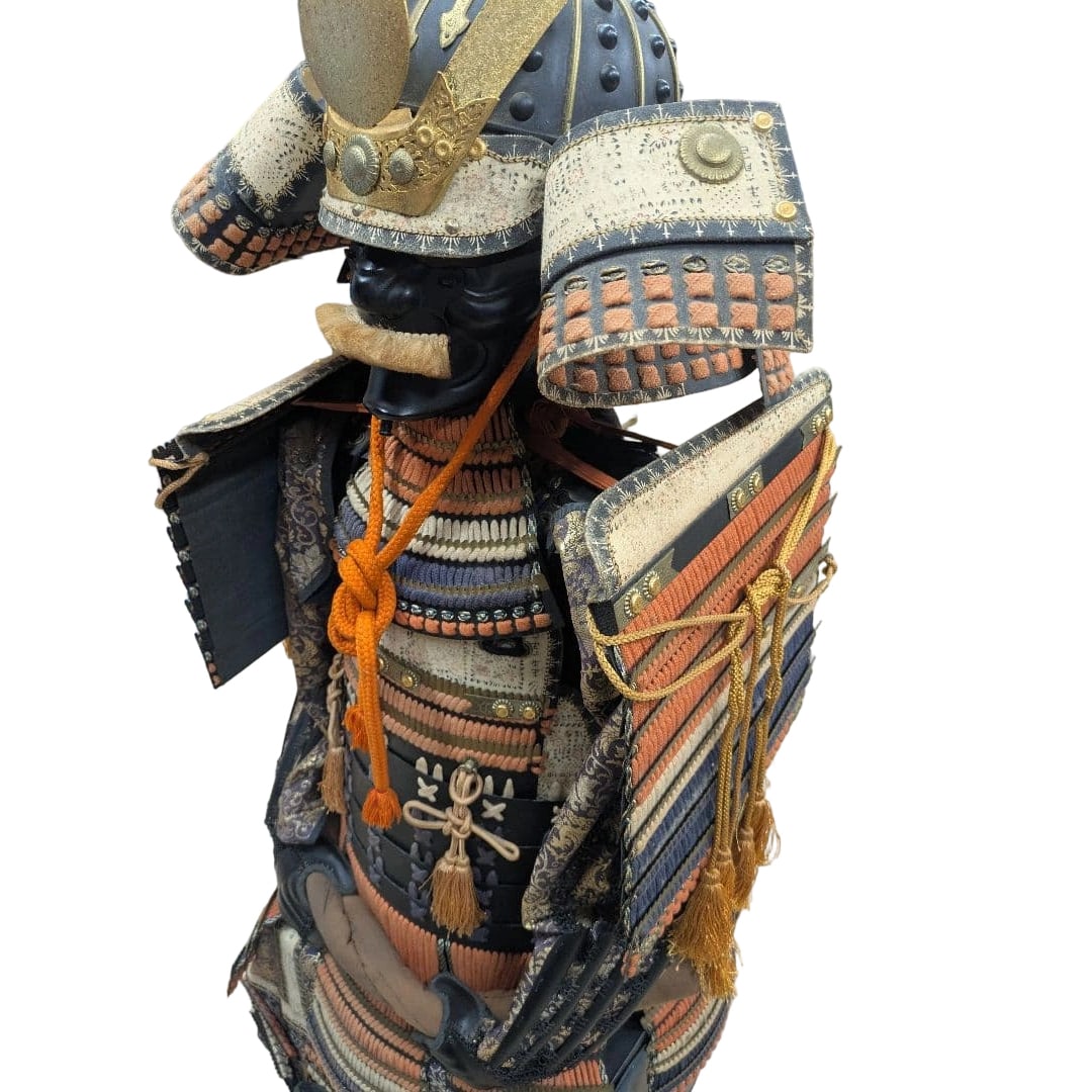 Life-sized armor and helmet, wearable by adults. Armor cabinet and armor stand.: This is an armor decoration that reproduces traditional styles, featuring exquisite craftsmanship and rich colors. The silk threads of the tassets are loose. Category: Armor Helmet Decoration: With ku