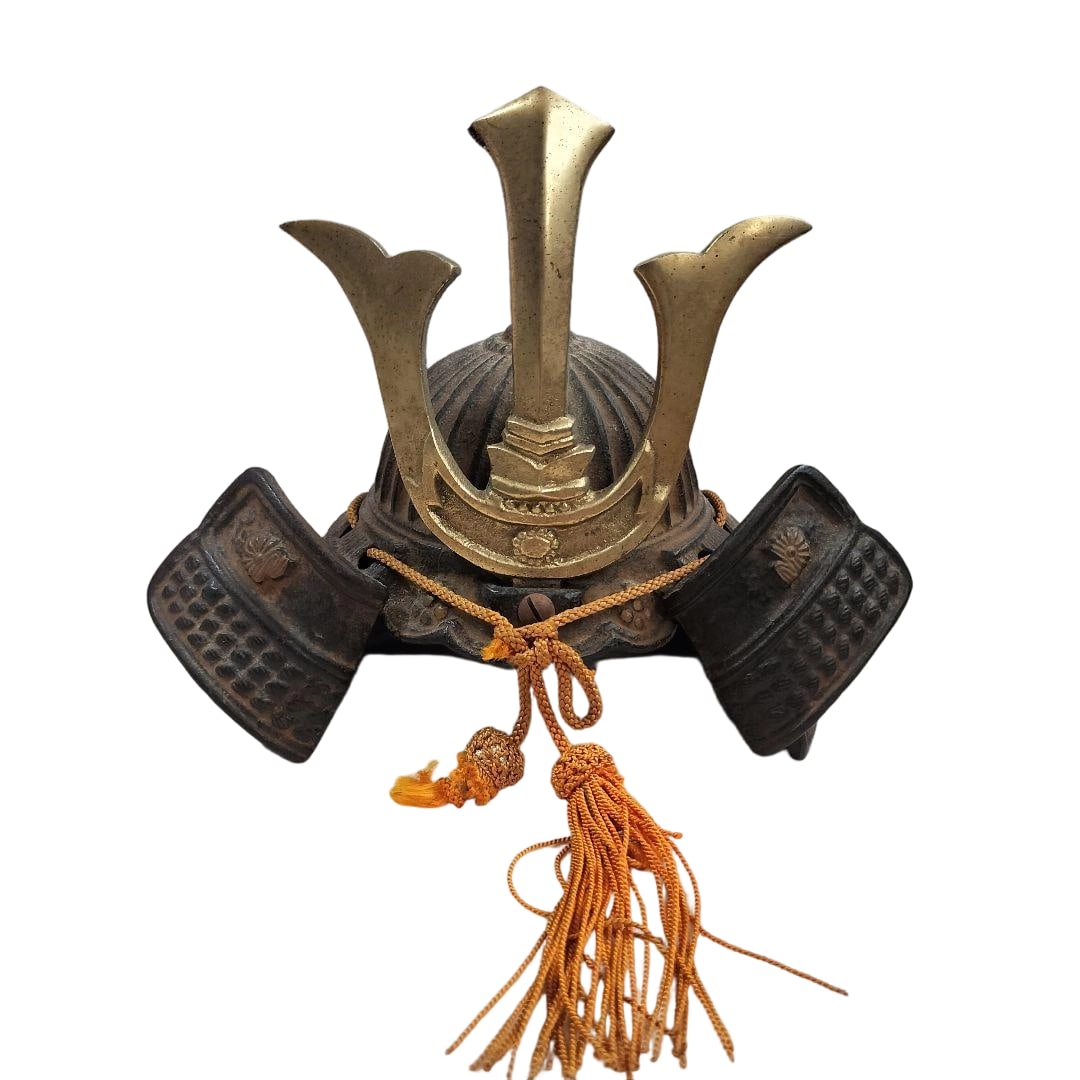 Antique Iron Kabuto Ornament Helmet: This is an ancient iron artifact with a substantial sense of weight, exuding a charming iron texture and flavor that have been refined over many years. The design of the hoe shape and the blowback is 