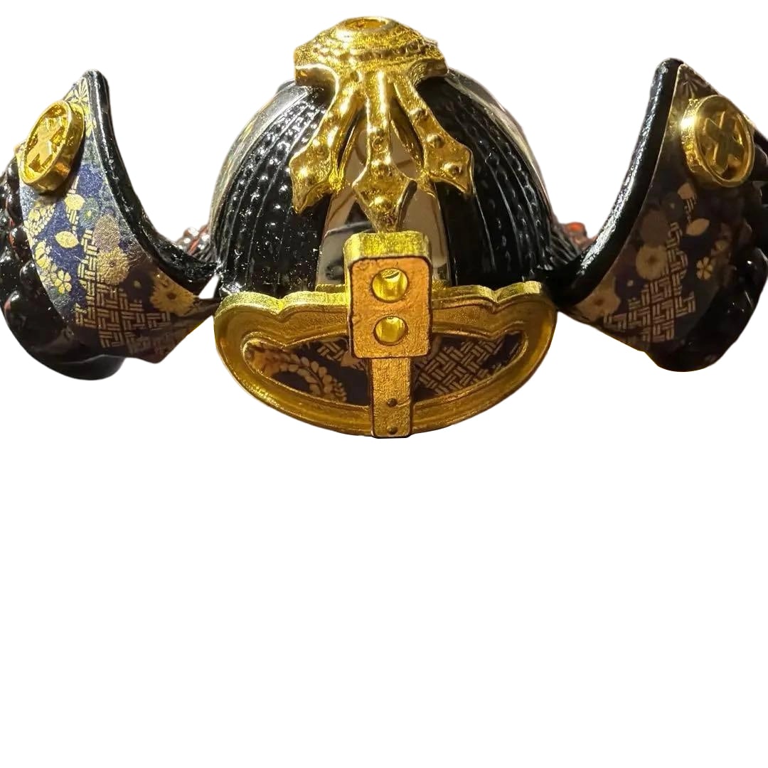 Miniature Helmet Ornament: This is a finely crafted miniature helmet ornament with black and gold as the main color tones. Category: Helmet Colors: Black, Gold, Red Decoration: Japanese-style patterns