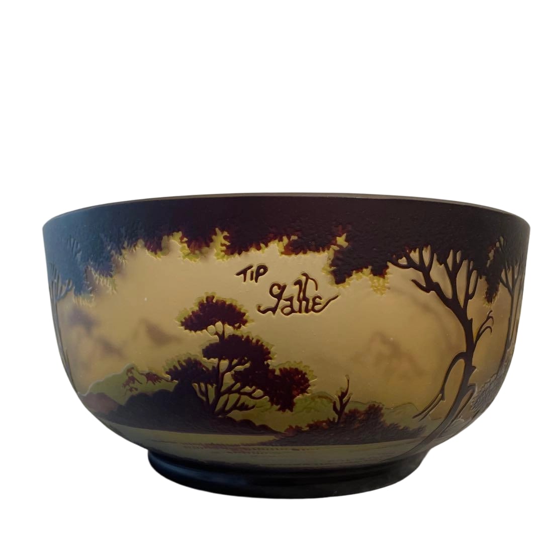 Jarre Bowl, Mountain and Tree Pattern, approximately 23 cm in diameter.: This bowl is adorned with exquisite contour patterns of mountains and trees. The hand-painted landscape style design will add a touch of elegance to your dining table. This round bowl, with a diameter