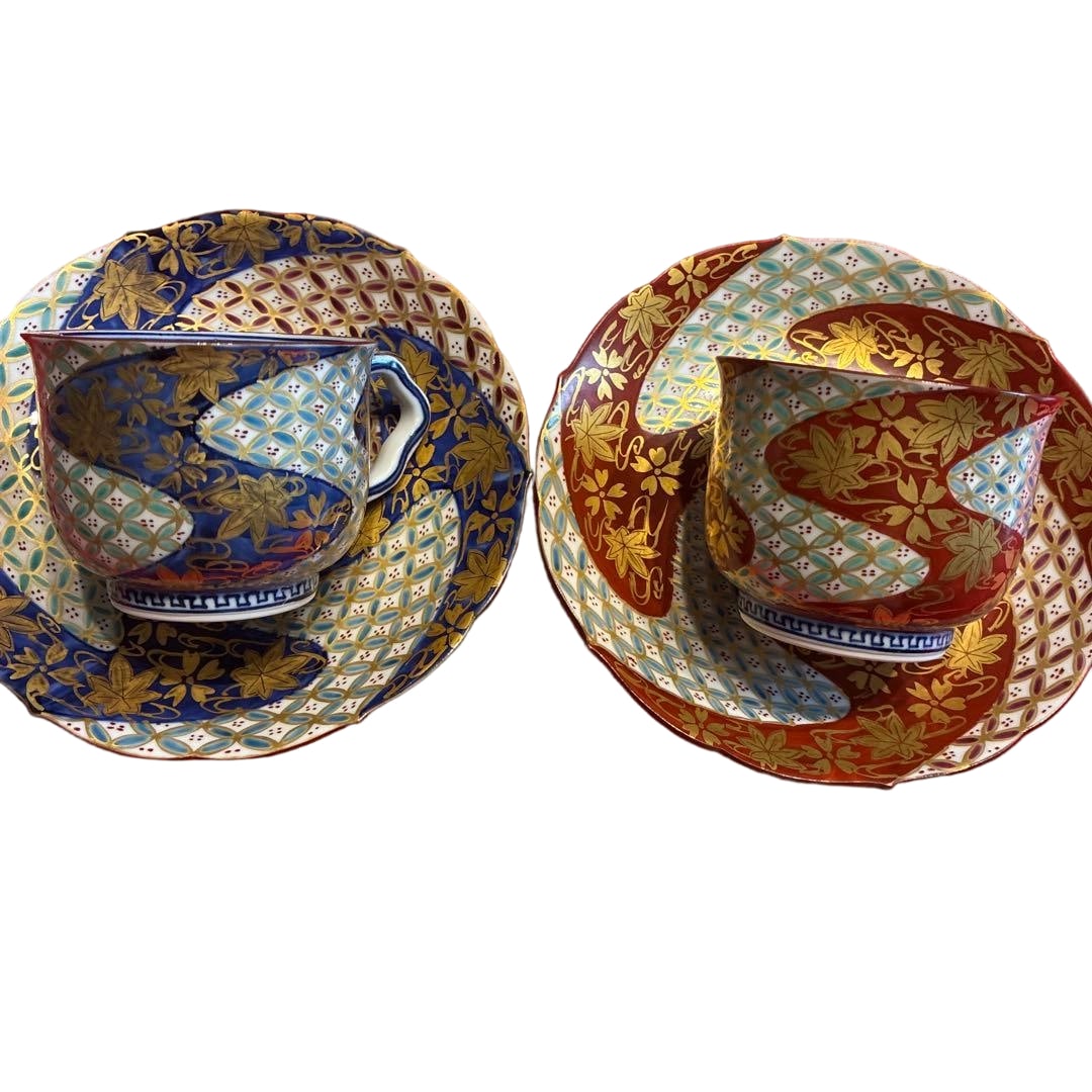 Kiyomizu-yaki by Ito Shunko (Ito Shunko) from the Shunko Kiln: A pair of cups and saucers with: Kiyomizu-yaki by Ito Shunko, Shunko Kiln, Heian Shunko. A set of two cups and saucers with gold-painted cherry blossom and autumn leaf design in three colors with gold shippo pattern. Acquired approxi