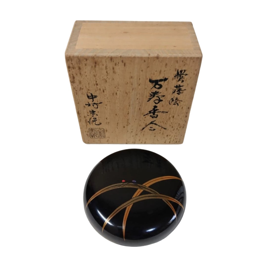 Tea Ceremony Utensil: Firefly Maki-e Manju Incense Container by Nakamura Soetsu: Minor wear consistent with use may be present, but no significant damage is observed. Overall condition is good. Dimensions: Diameter approximately 7.4 cm, Height approximately 2.9 cm.