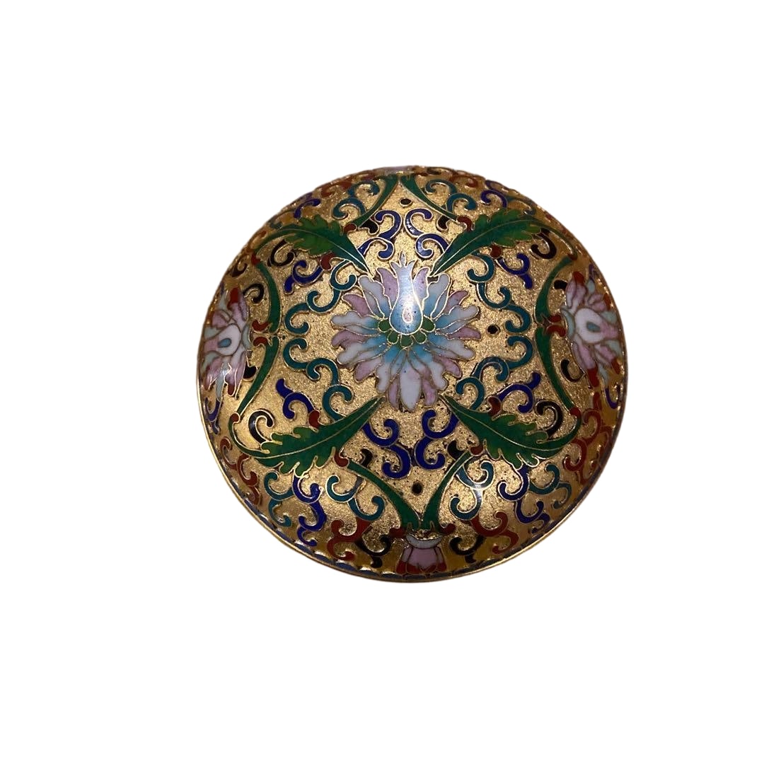 Cloisonne Incense Box from the Showa Period: This is a cloisonne incense container from the Showa period. The handcrafted arabesque pattern on the gold decoration exhibits a beautiful and elegant quality. Despite being an item from the Showa per