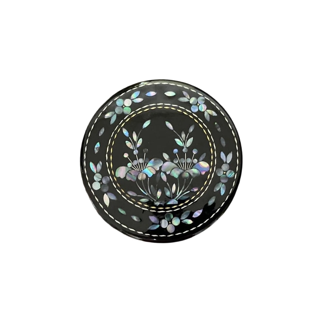 Incense Container with Raden Technique, Black Small Box with Floral Pattern: A lacquer incense container with exquisite mother-of-pearl inlay on a black background. A small round box adorned with decorative patterns. Finely decorated with mother-of-pearl inlay. Design: Pattern