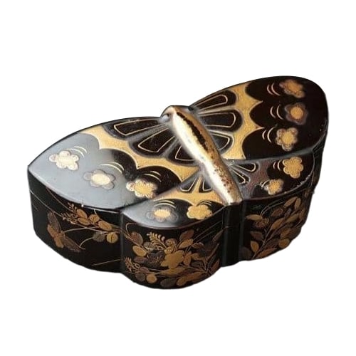 Japanese Lacquerware Butterfly-Shaped Tray with Gold Nashiji and Autumn Grass Makie, Edo to Meiji: This is a rare antique from the Edo to Meiji period, the "Autumn Grasses and Butterflies Makie Incense Box." Just as shoguns, daimyos, and privileged cultural figures enjoyed the highest luxury in tea