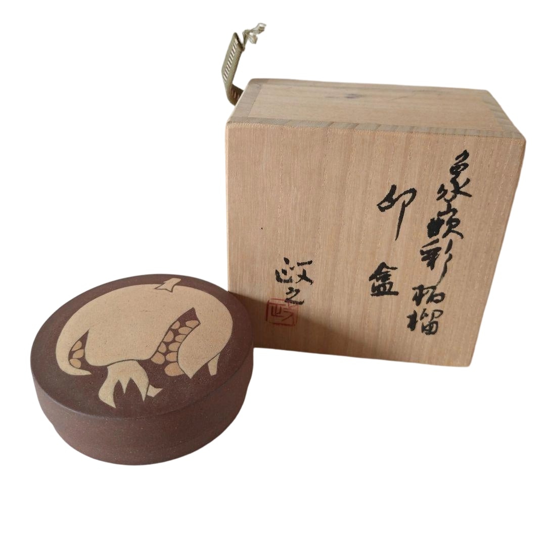Inlaid Color Pomegranate Seal Box by Imai Masayuki, with Original Box, New and Unused Incense: Box inscription: Inlaid Color Pomegranate Seal Box, Zheng Zhi Dimensions (as these are amateur measurements, please allow for slight discrepancies) Main body Diameter approximately 8.2 cm Height