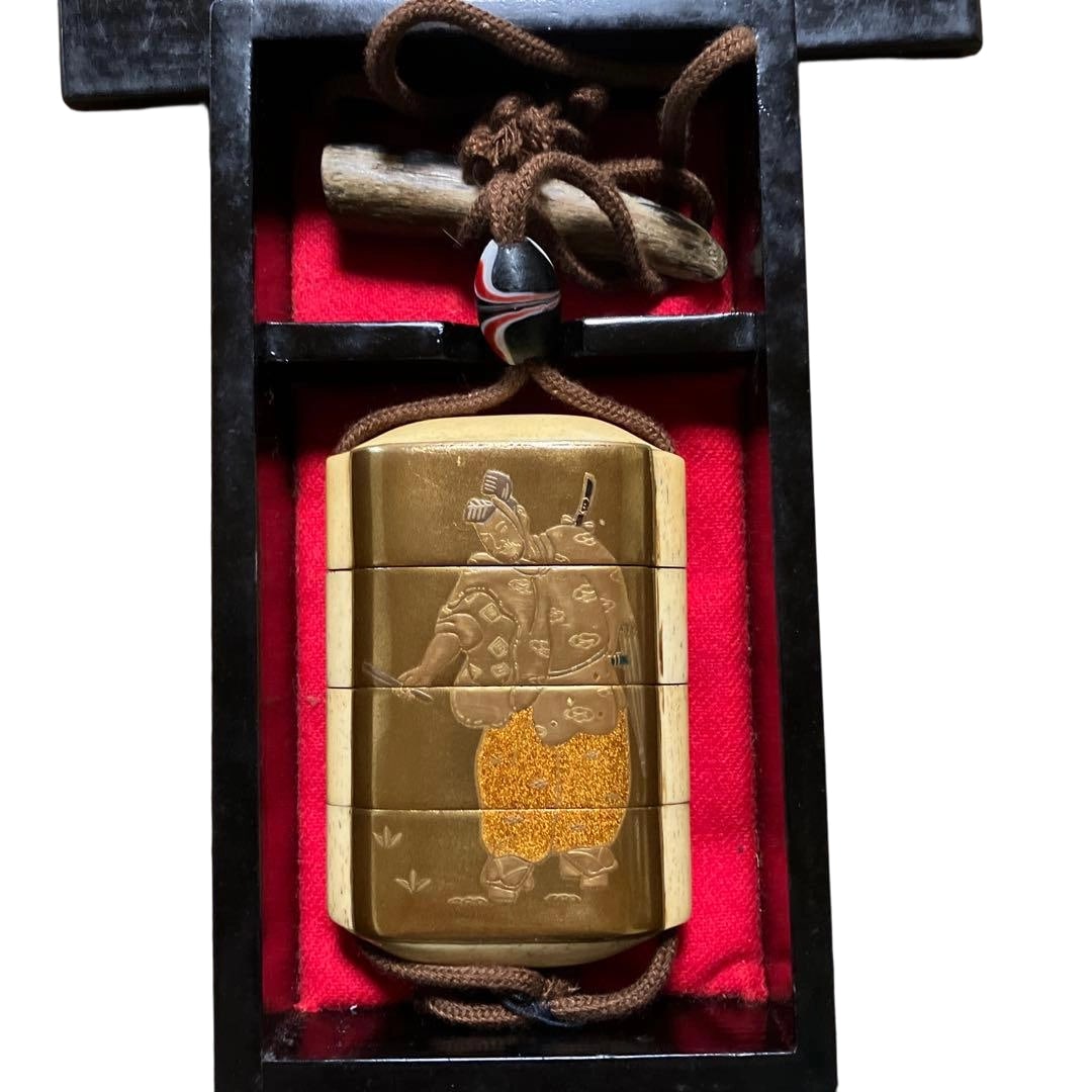 Inro, Makie, Small Object Box: This is a period item inro using the maki-e technique, made of bone material. It is divided into four tiers. The current cord is a temporary handcrafted piece. Replacing it with more suitable