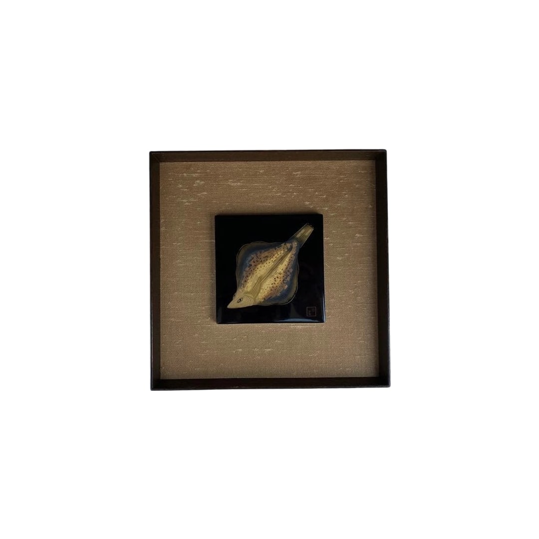 Wall-mounted Wajima Lacquerware (Chinkin Work): This is a retro piece with gold application. It is approximately from the Showa 30s (1955), utilizing the technique of painting with pure gold and employing the Shinkin technique. It can be hung on th