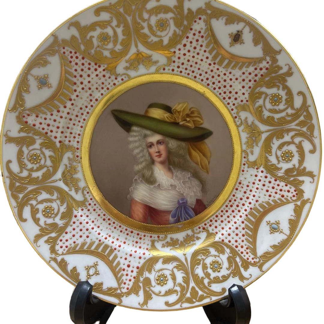 A luxurious gold leaf and enamel-painted large plate, 24 cm, from the year 1925.: A luxurious 24 cm diameter gold leaf Famille Rose enamel-painted dish from 1925.