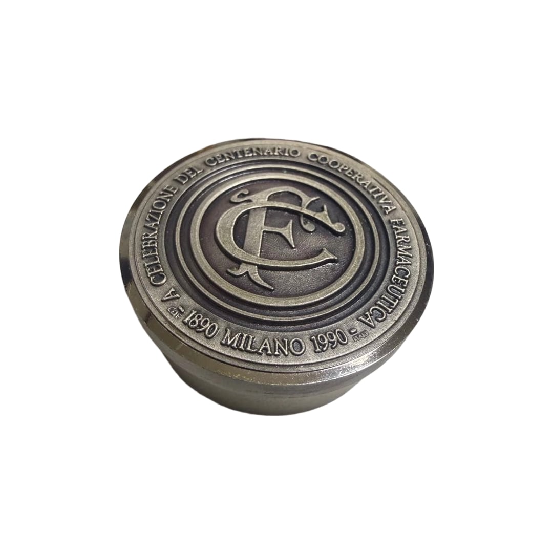 A silver medal box made in Italy, featuring numerous marks. Approximately 70 grams.: Silver medal box made in Italy, featuring numerous marks. Approximately 70 grams.