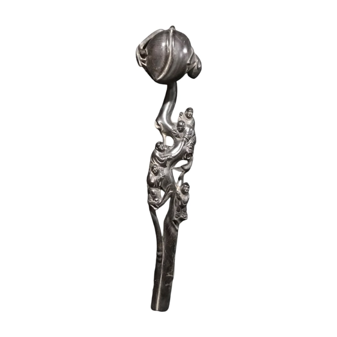 Sandalwood Boy and Peach Ruyi Ornament: This sandalwood boy and peach Ruyi ornament features a rich patina and exquisite craftsmanship. The natural weathering over time has resulted in a more substantial patina, as shown in the photos.